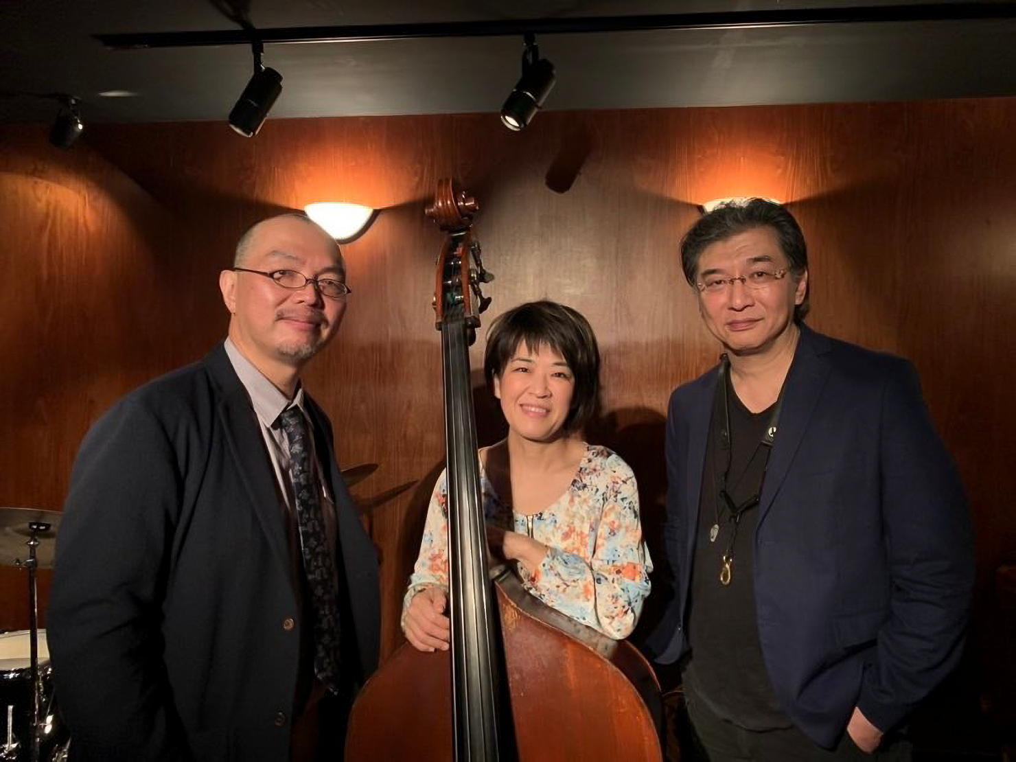 鶴岡でのライブ後の写真 ドラム高橋徹さん、サックス山田穣さんと。