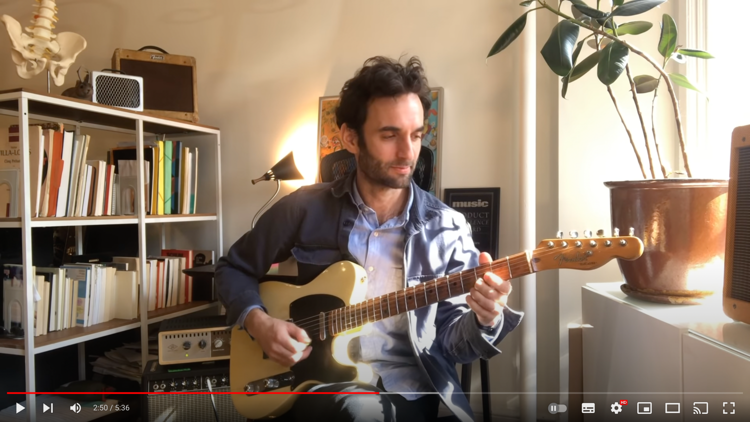 動画の左上、棚の上にランチボックスが