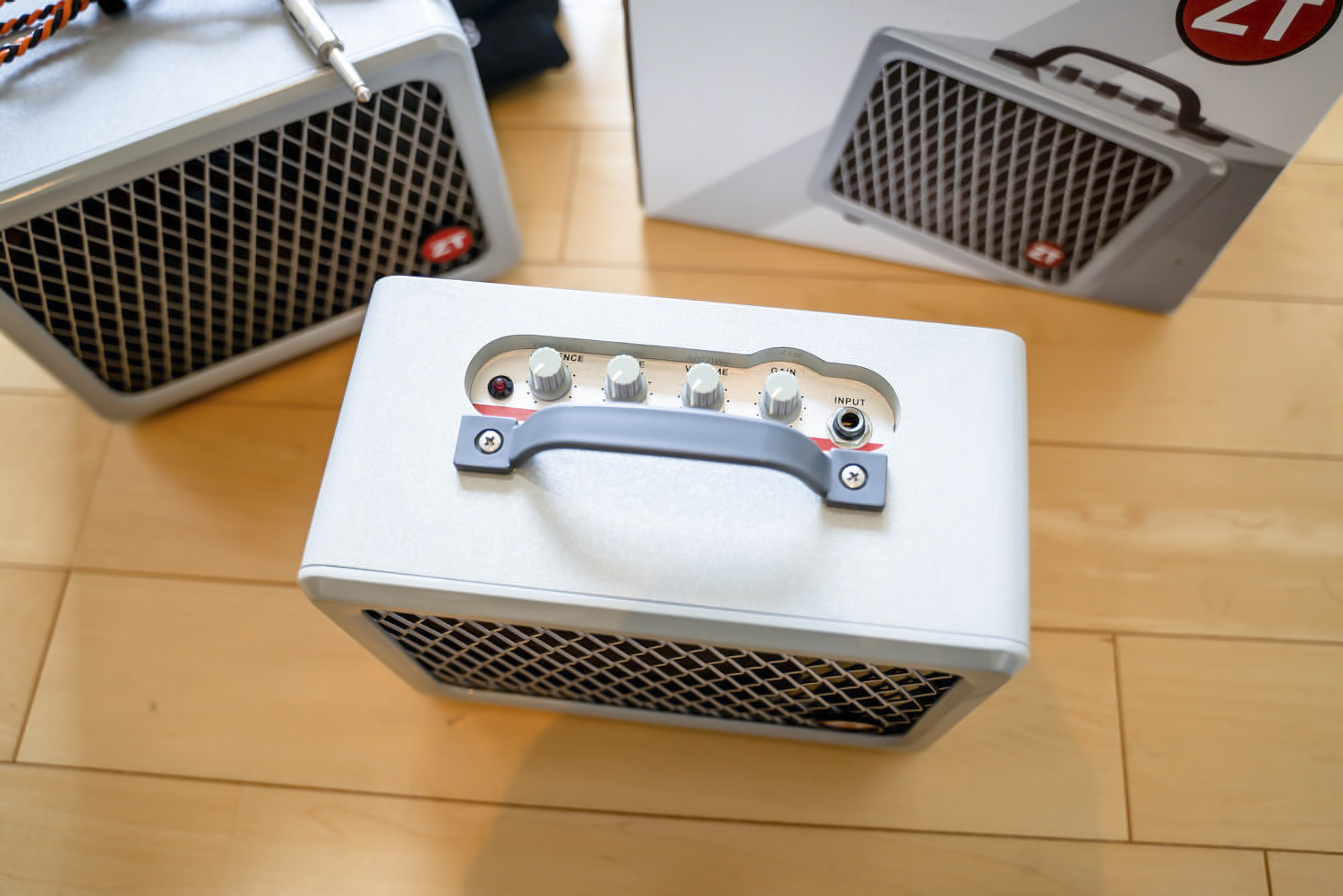 【参考】初代のリバーブなしモデルのコントロール部がこちら。EQが『TONE』だけでした。初代はノブも薄いグレーでインプットの配置も右側にあります。