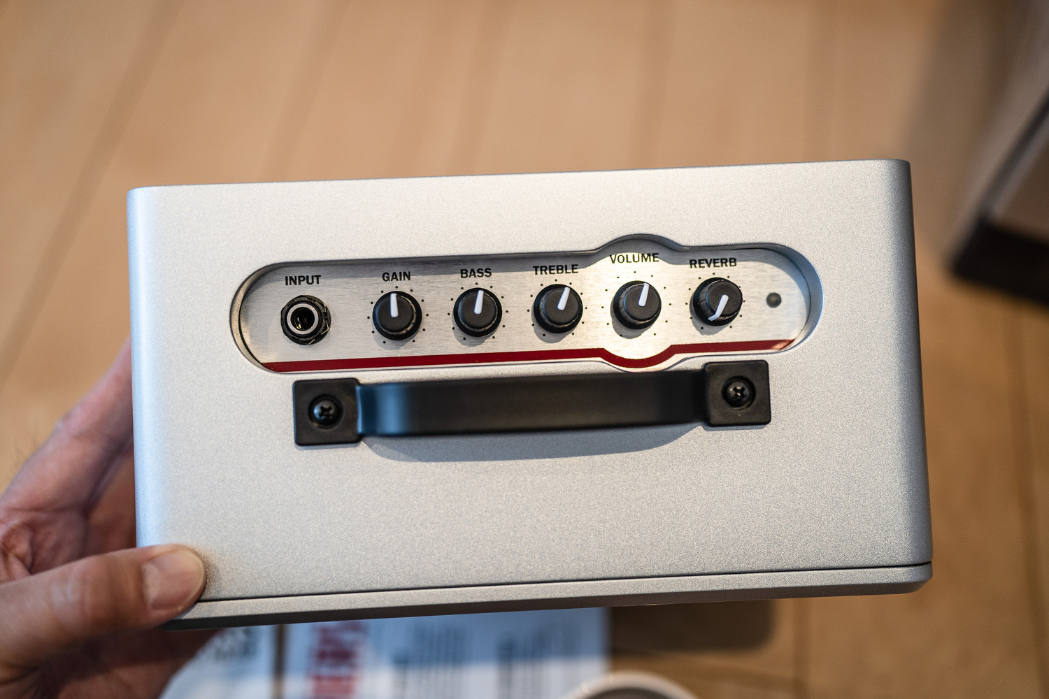 コントロール。シンプル。本商品の目玉・リバーブが付いてますね。EQも初代の『TONE』のみからBASSとTREBLEに進化してます。