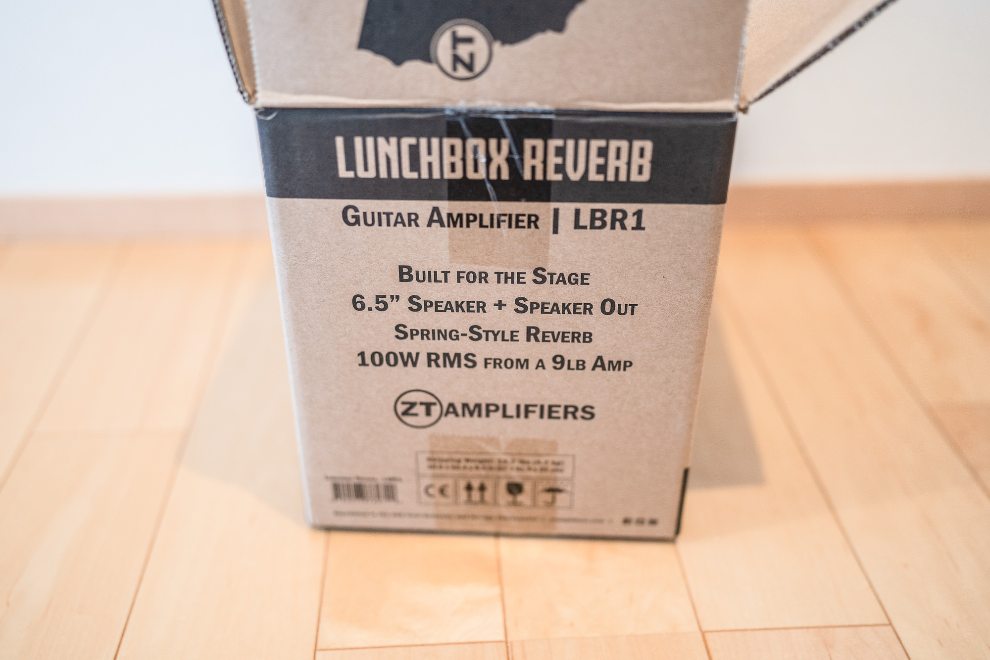 箱。サイド。アンプの特徴が記載されています。