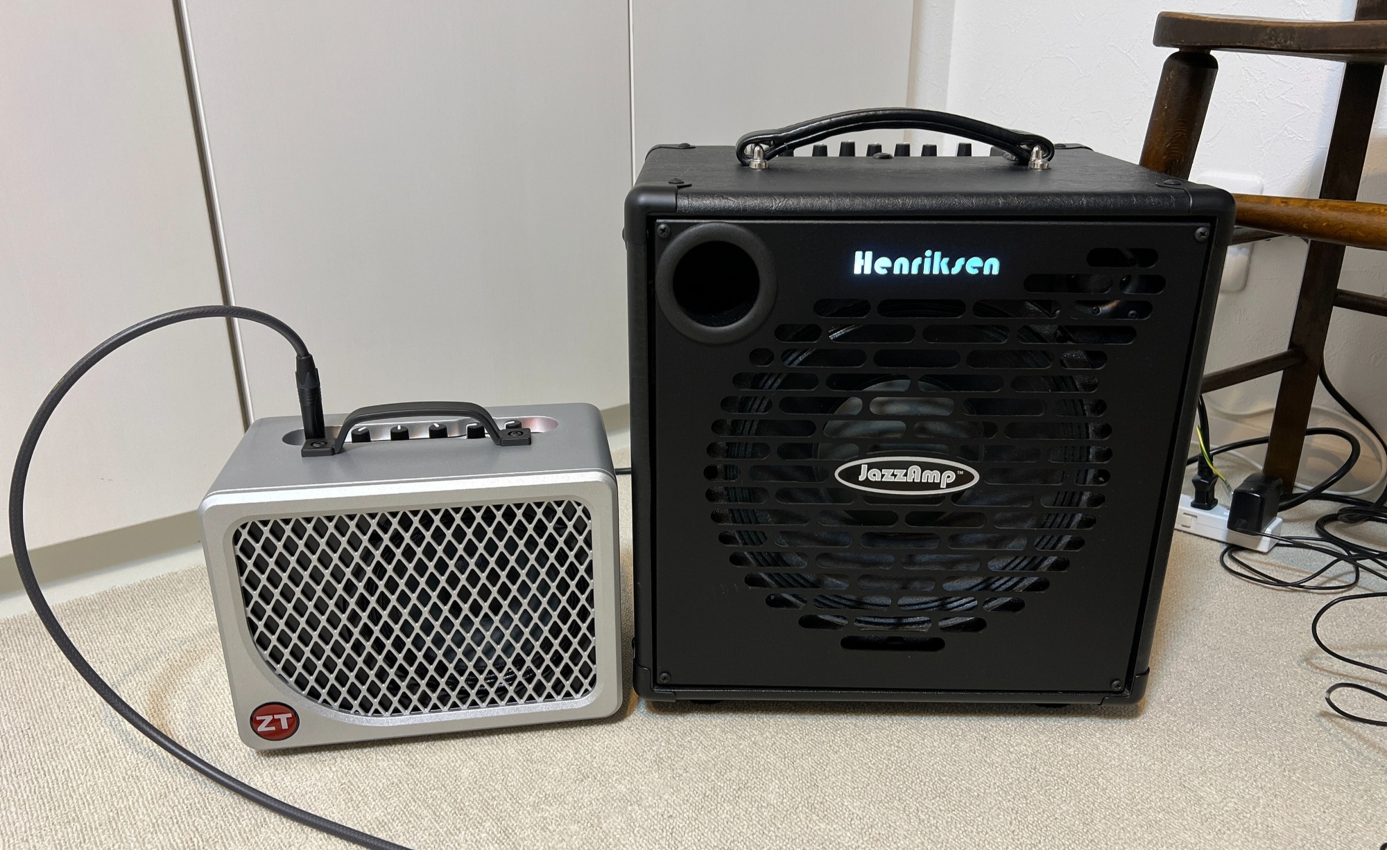 Henriksen のアンプ（10インチスピーカーのモデル）とのサイズ比較。Henriksenもそれほど大きくないのですが、ランチボックスと並べると大きく見えます。