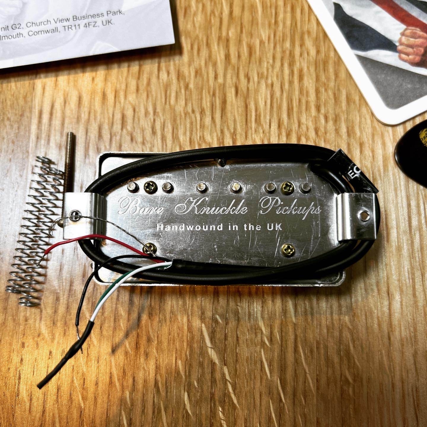 ピックアップの裏面。ケーブルは4芯のもの。