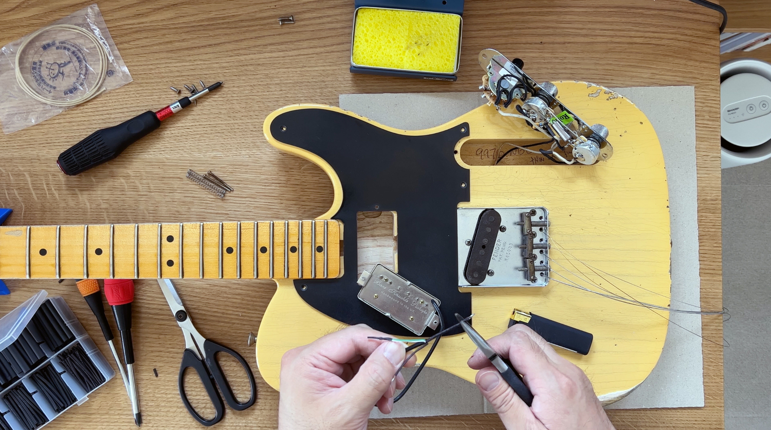 The Muleの配線処理。ダンカンのピックアップと配線が違うのでしっかりマニュアルを確認しながら進めます。（はじめに間違って配線した…?）