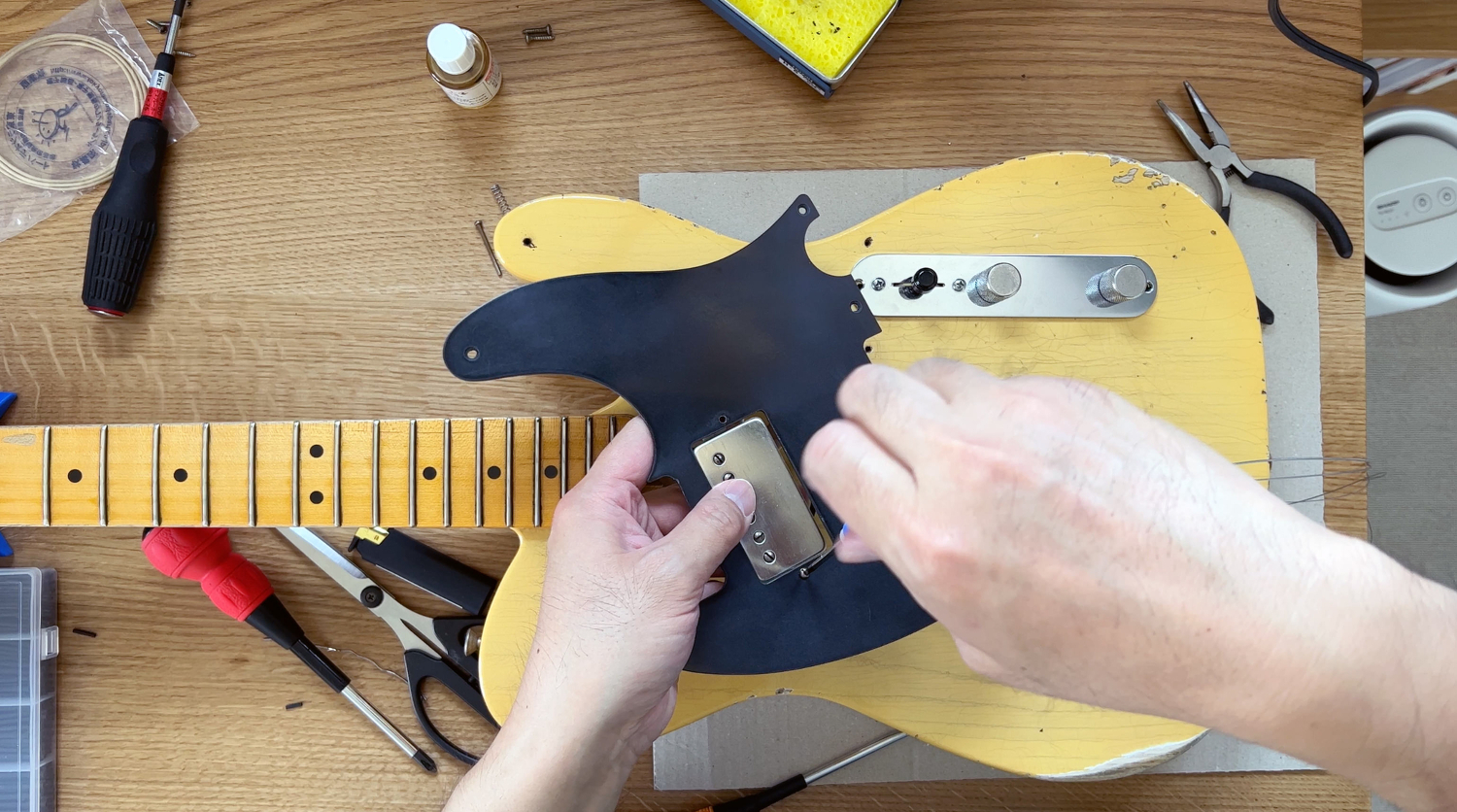 ピックガードにThe Muleの取り付け。しっかり固定しないとバネが外れるため、簡単なように見えて実は難所。