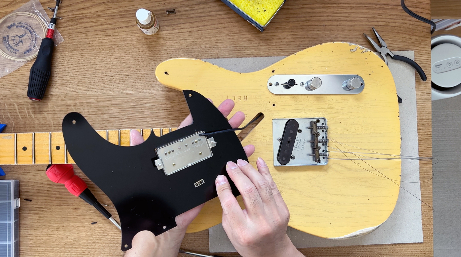 ピックガードにThe Muleの取り付け完了