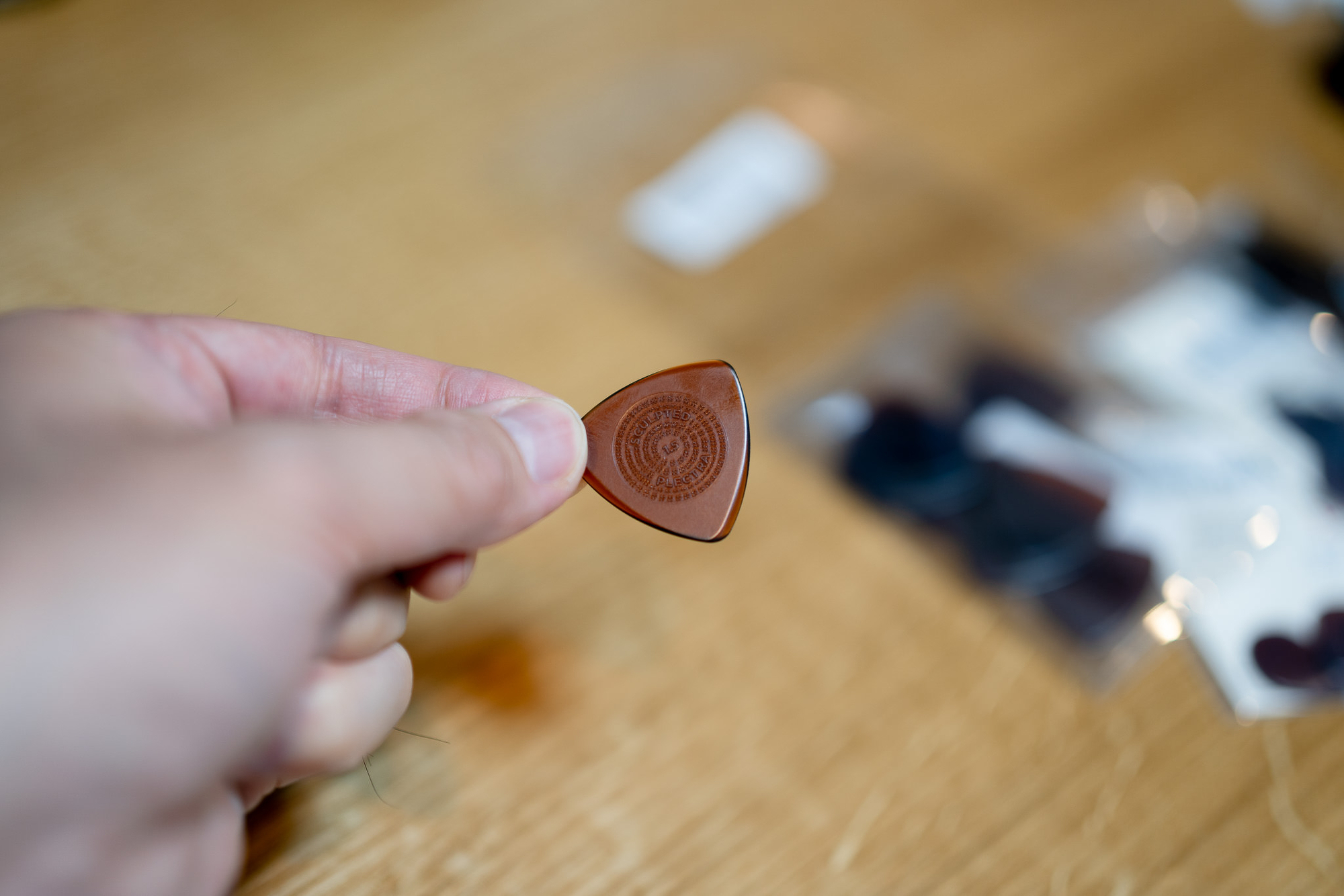 プラっぽいやつ。印字が立体になっていてデコボコ。滑りにくい。