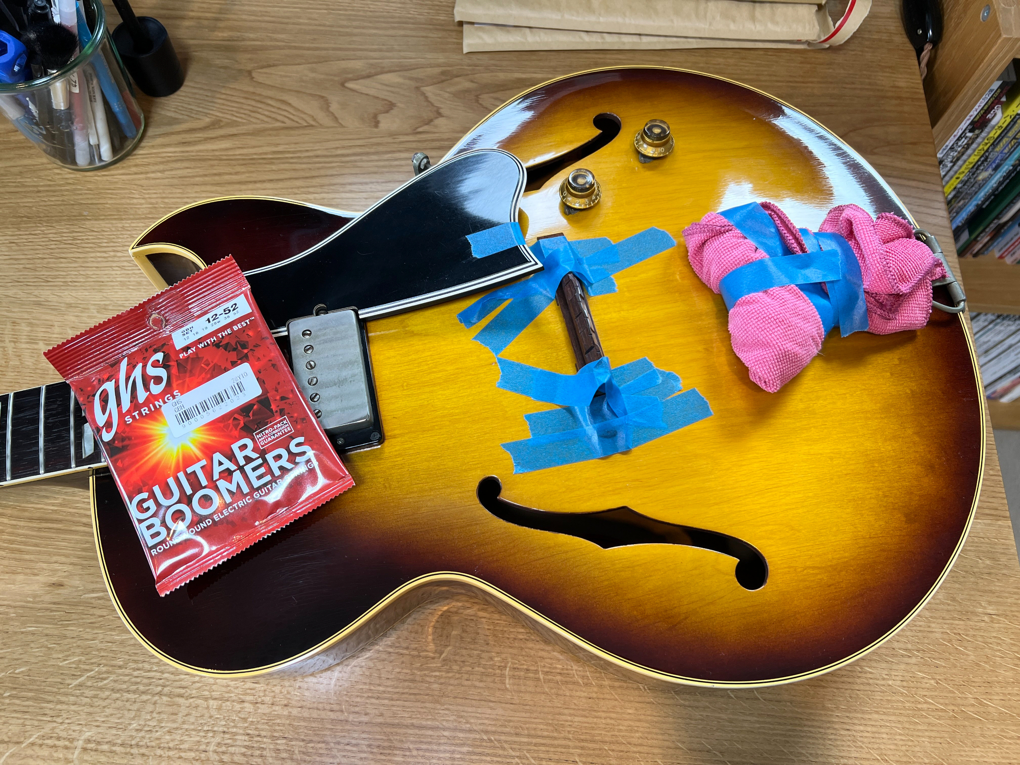 作業中の様子。弦はGHS / GBH BOOMERS 6-STRING