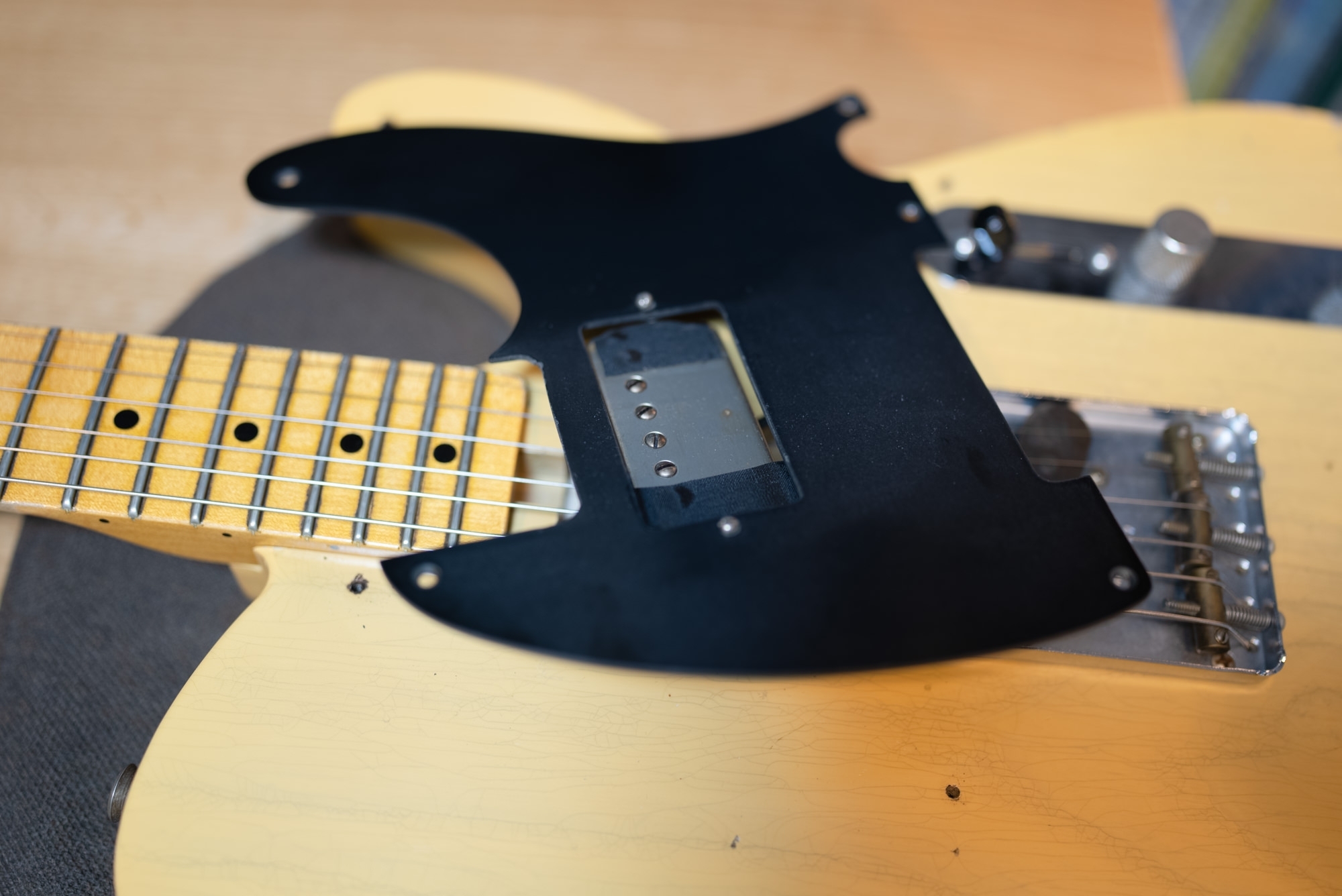 ピックガードをいったん外して作業をしている様子