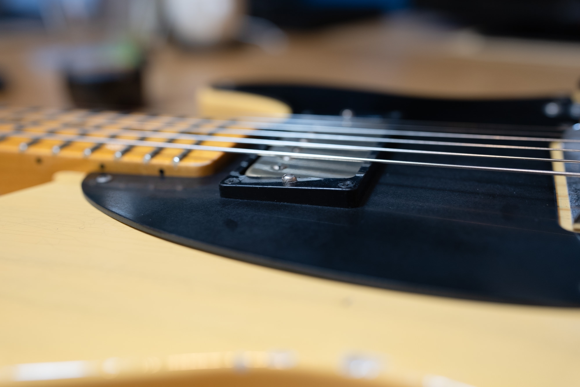 支障なさそうに見えるけどハイポジションで弾くと弦がエスカッションに当たる…