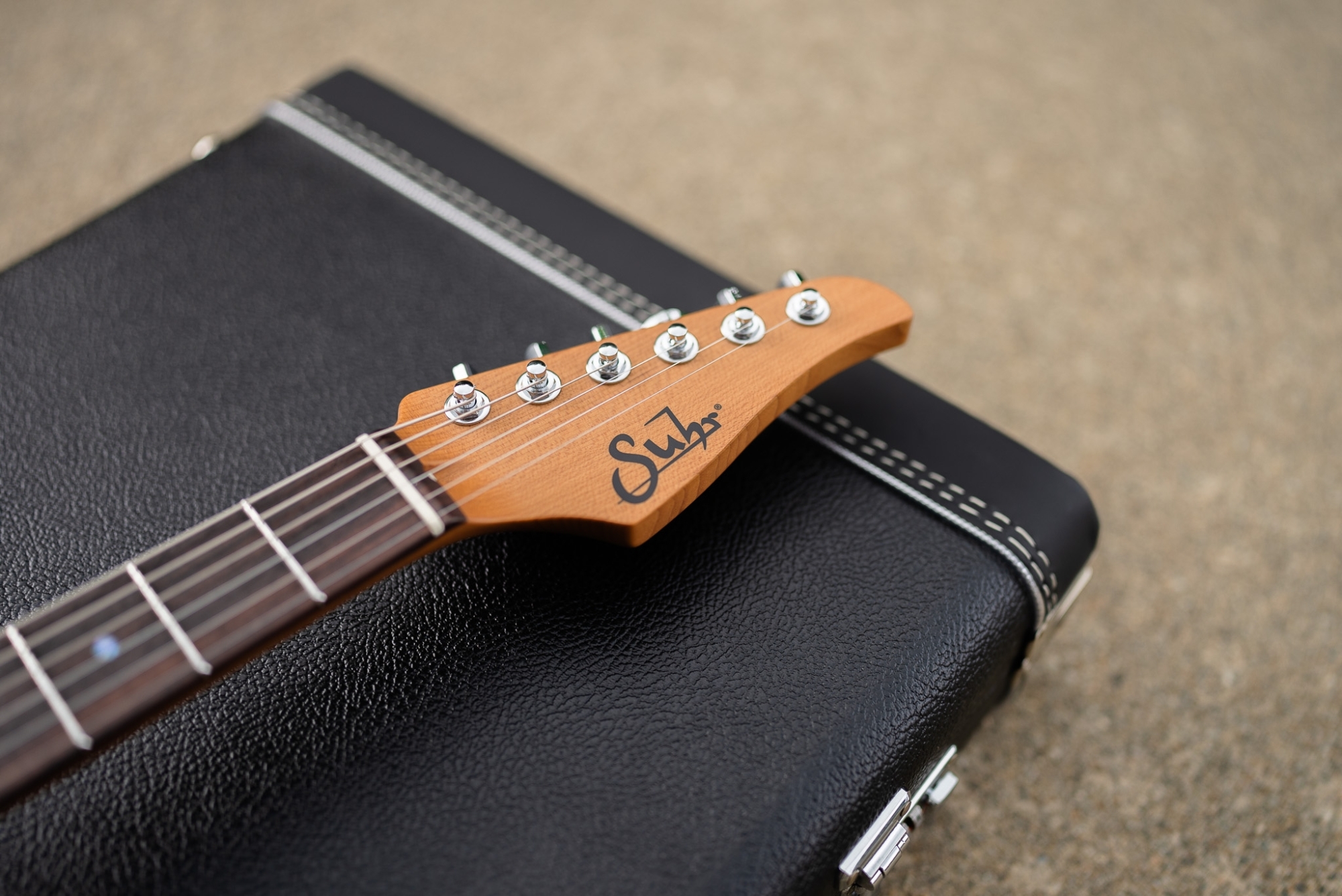 ヘッドのブラックロゴ