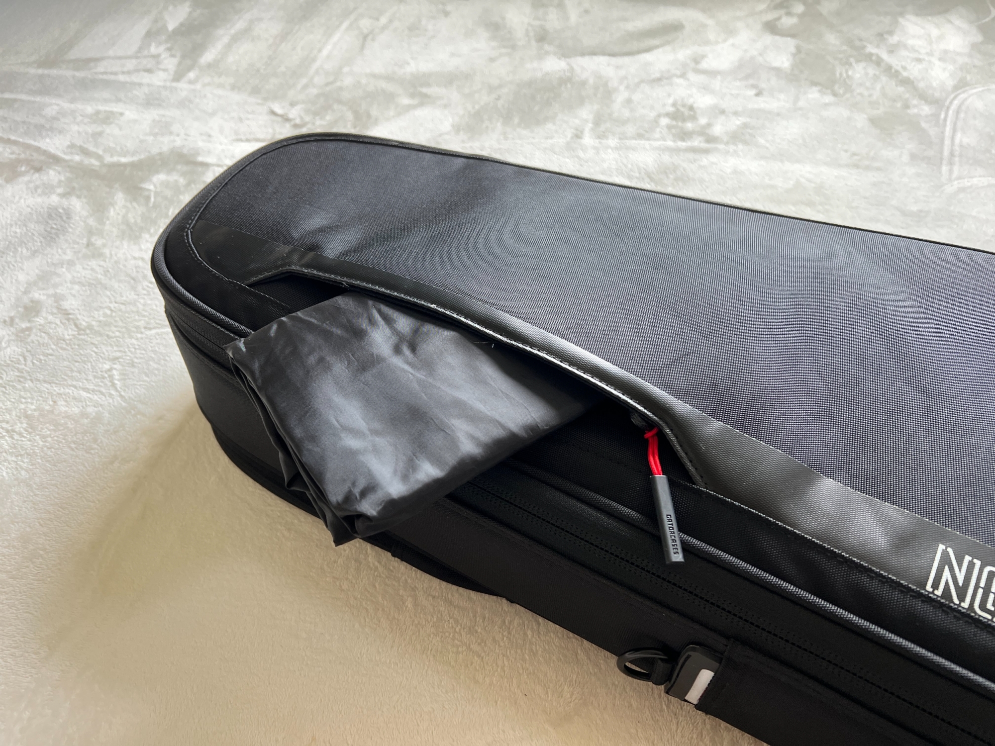 収納が多めで助かる。ケース用のレインカバーも付属。購入時にここに入ってます。