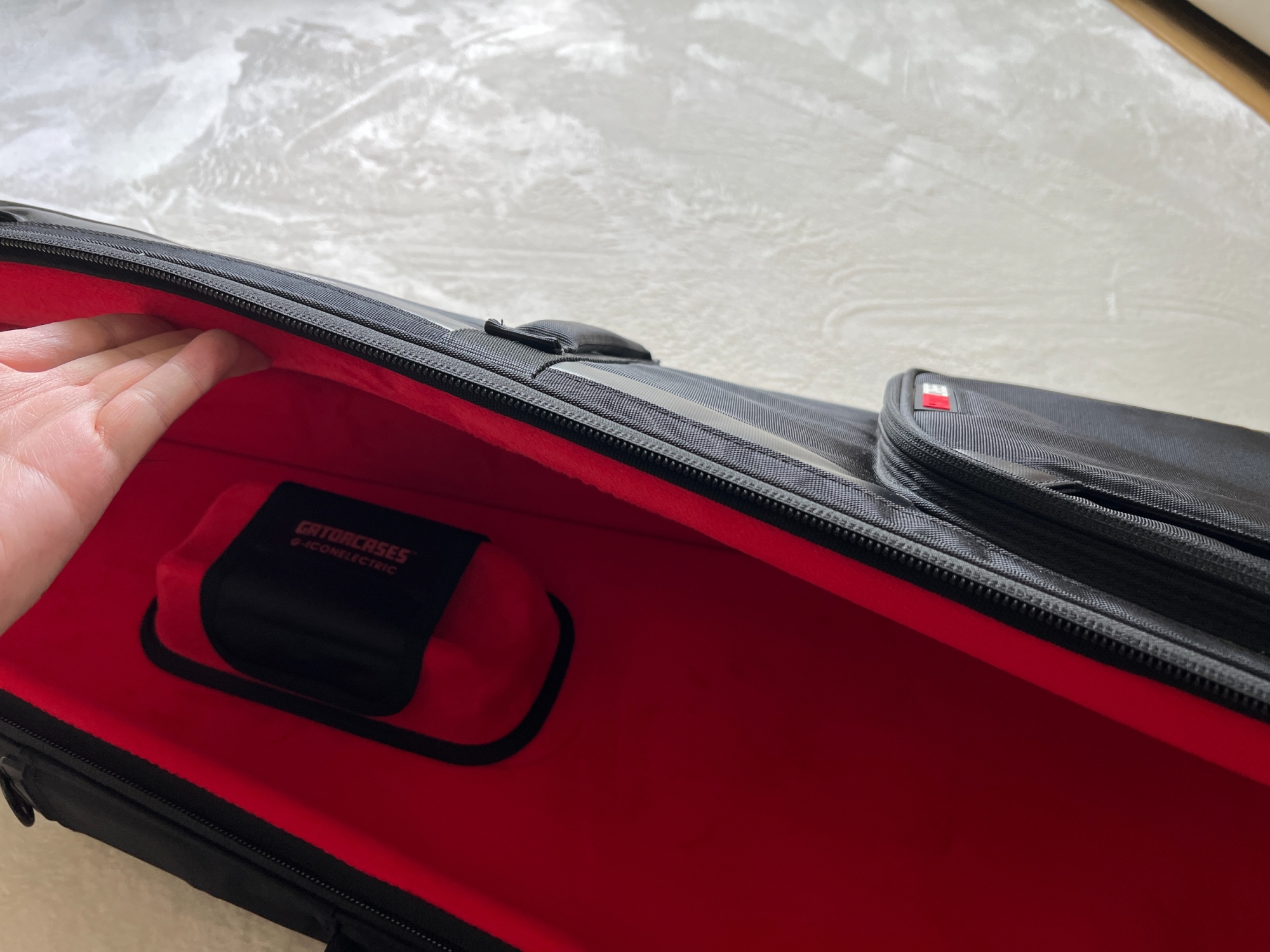 ケースをチラッと開けた図。ネックホルダーが見える。