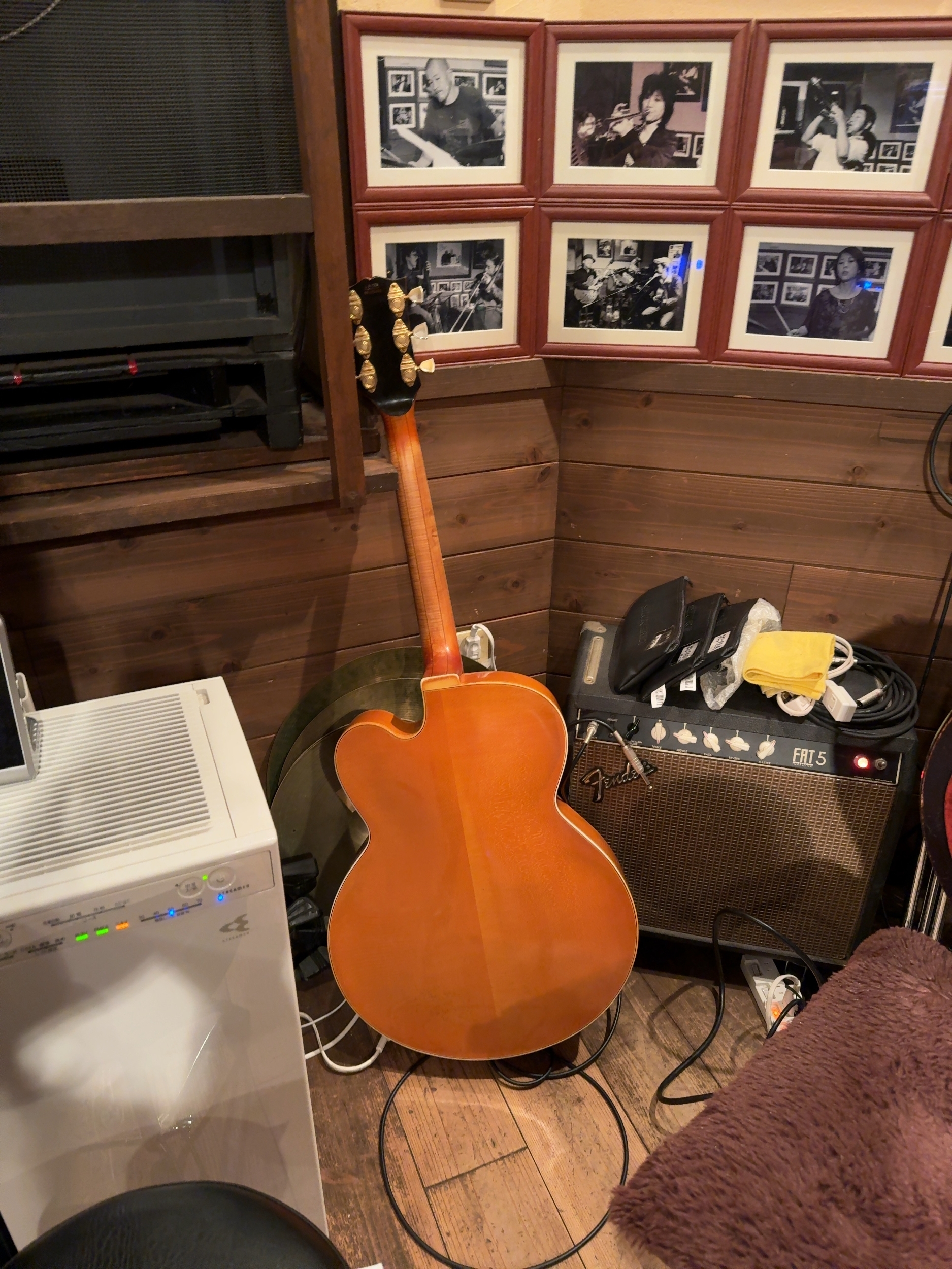 寺井さんのL-5（裏面）。ストラップピンなし。