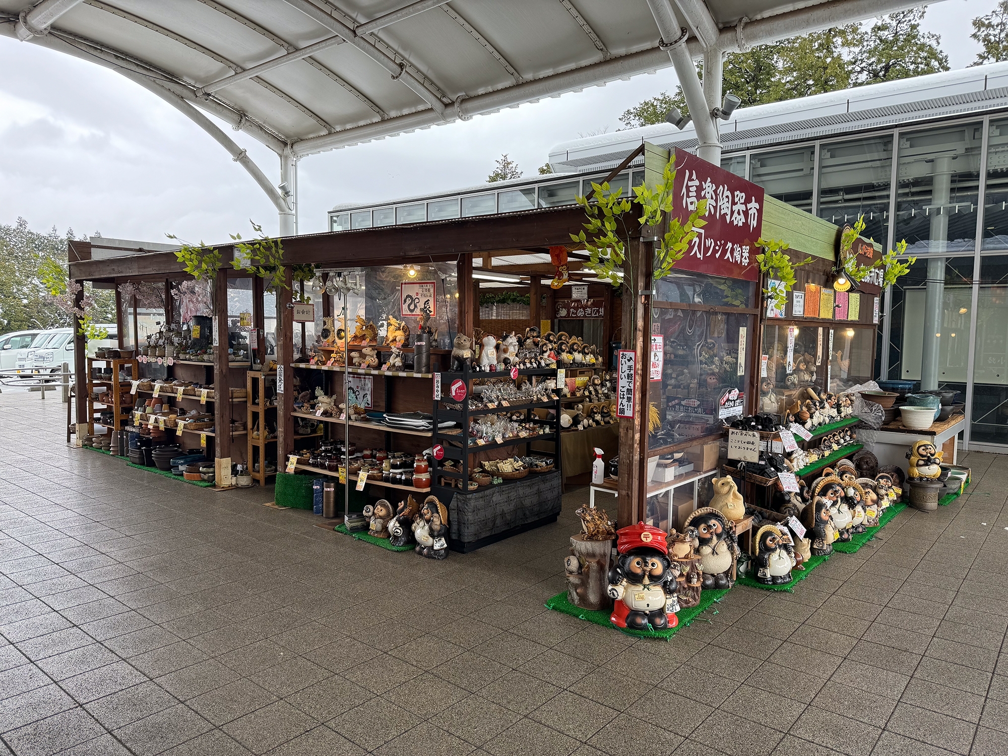 大好きな多賀SAにて。陶器市。たぬき多し。