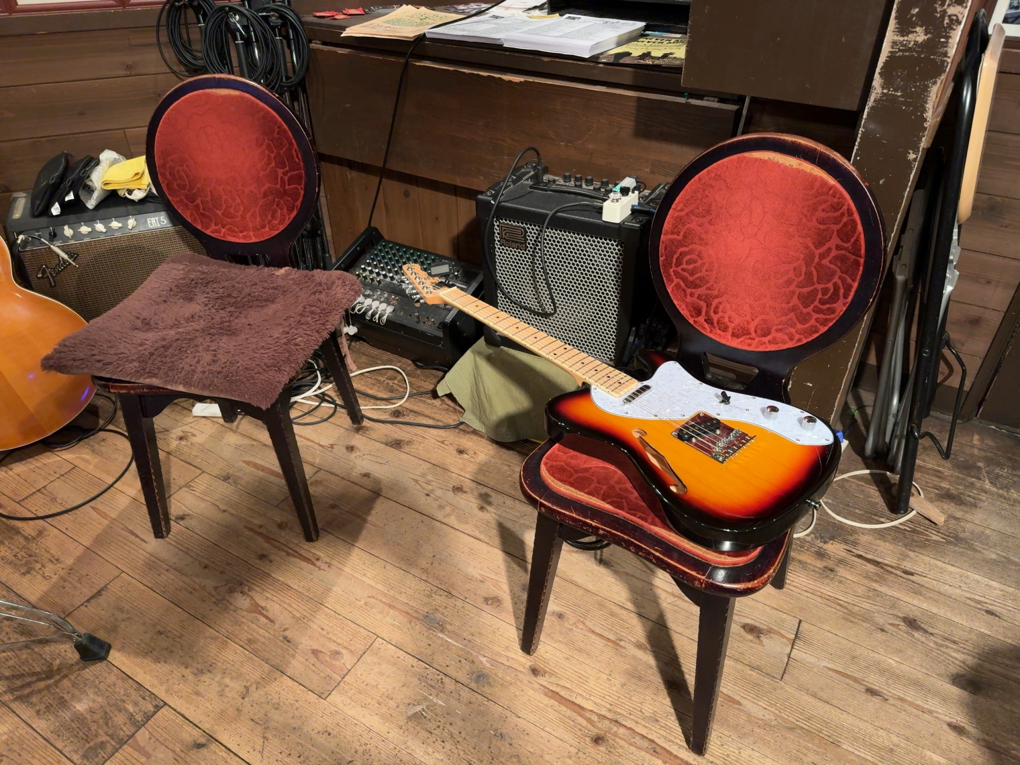 塩本さんのテレキャス。写真を撮っていた時には気づかなかったけどアンプの上にペダルが。