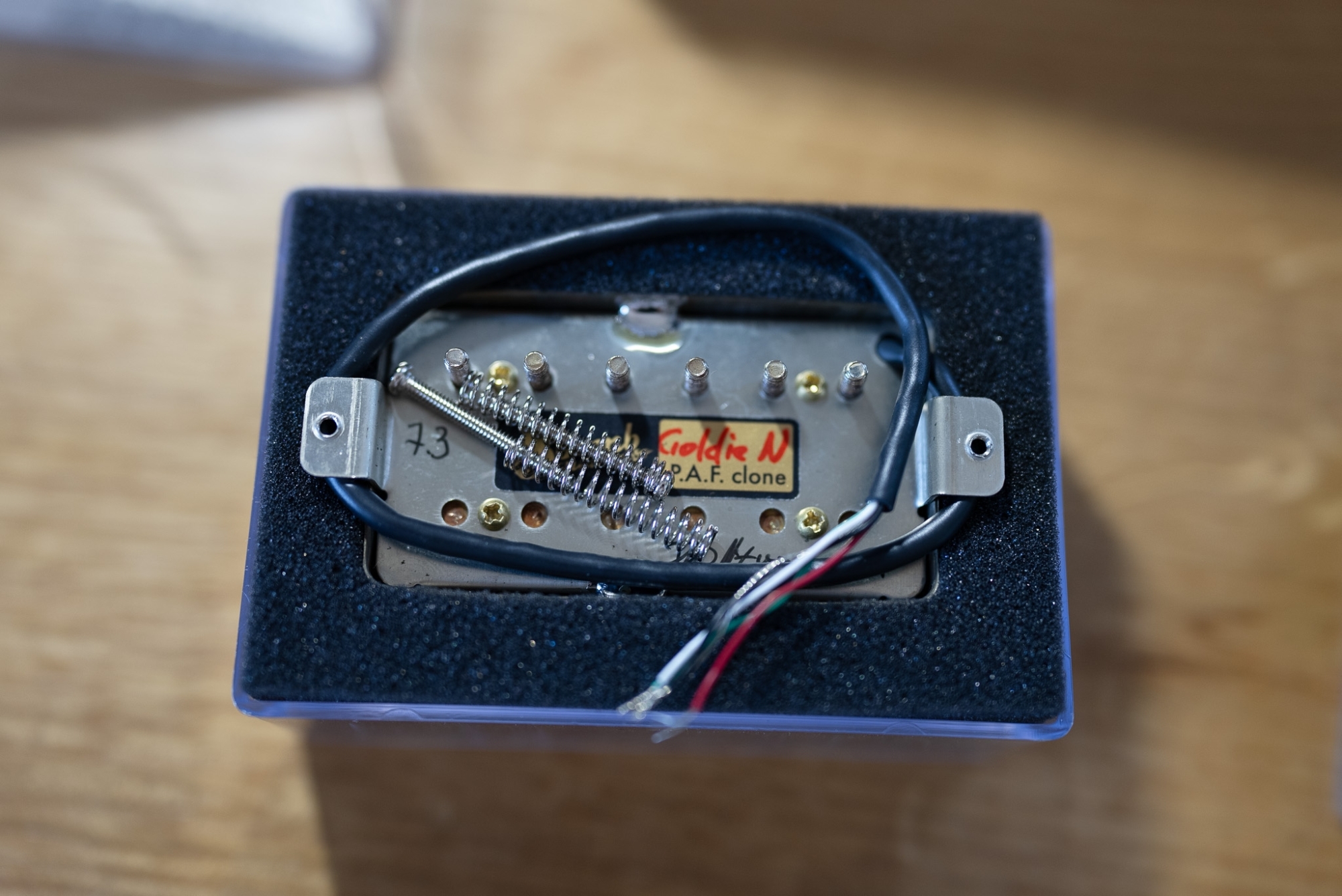 裏側。手書き文字が熱い。