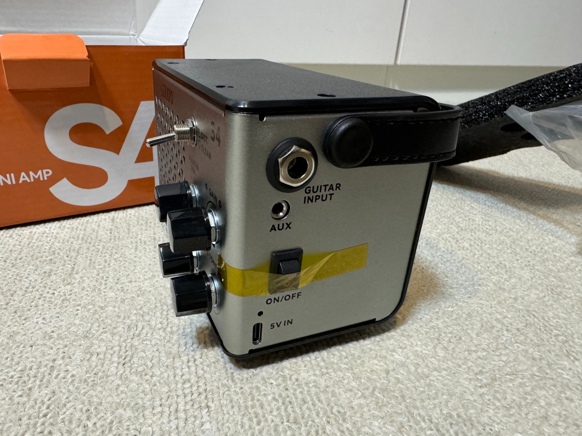 インプットと電源スイッチ。USB Cのコネクタも。何気にAUX INもあります。