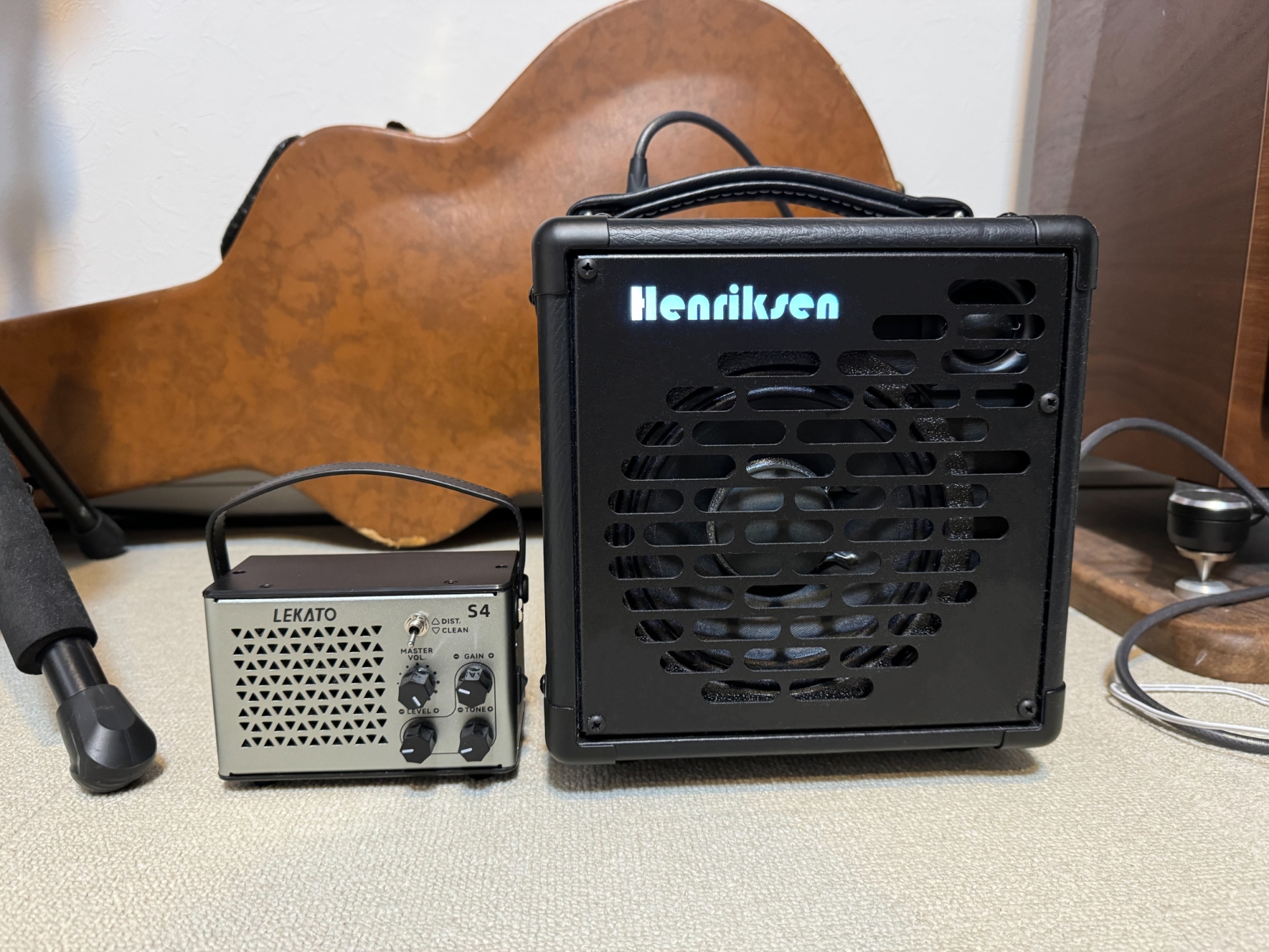 Henriksen のアンプ（6インチスピーカーのもの）との比較。