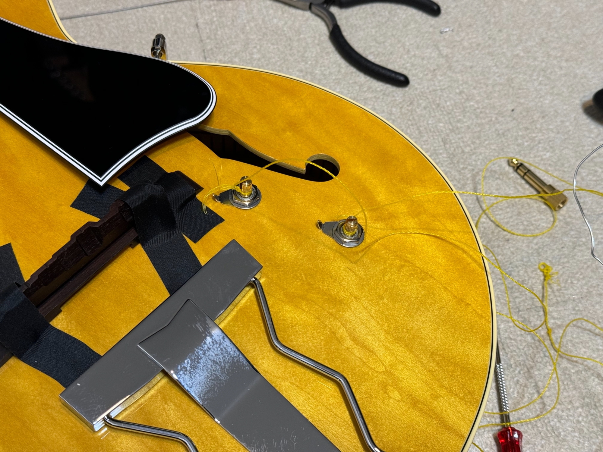 とても面倒なこれ。ポッドにヒモをつける作業がマスト。アウトプットジャックにも仮のケーブルをつけて作業。元に戻せなくなります。