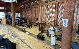 お寺でライブ