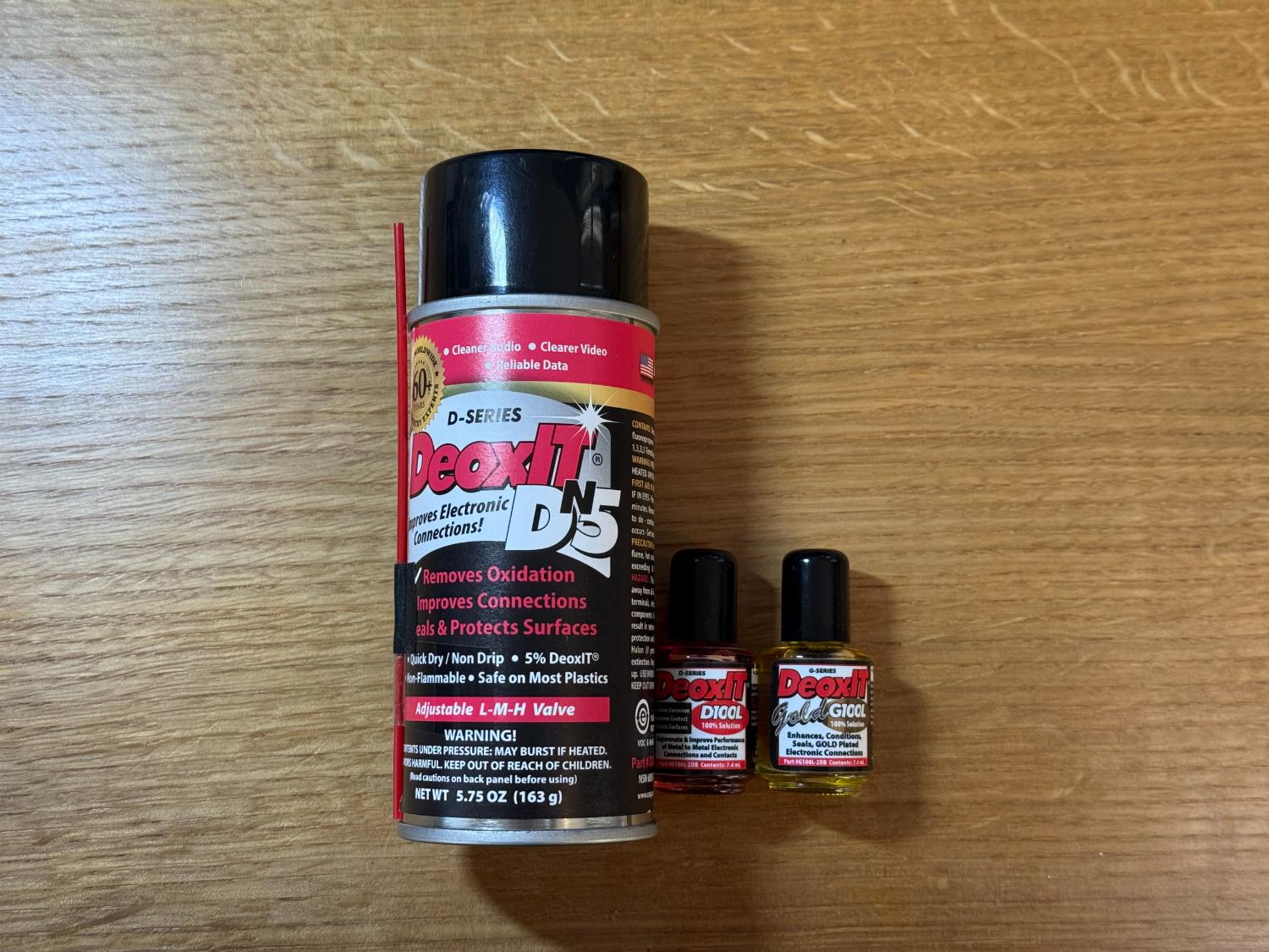 CAIG DeoxIT 接点復活剤（一番左のスプレー缶のもの）