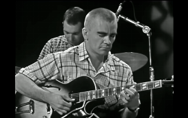 親指でプレイする若きEd Bickert